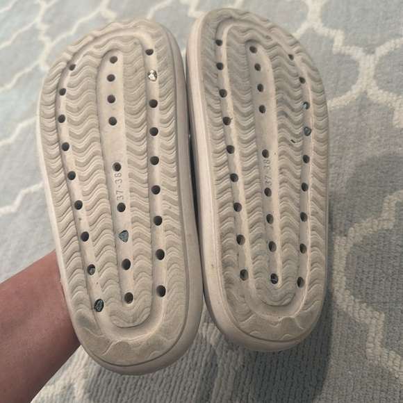 H&M Taupe Slides Size 6-7 - Picture 3 of 3